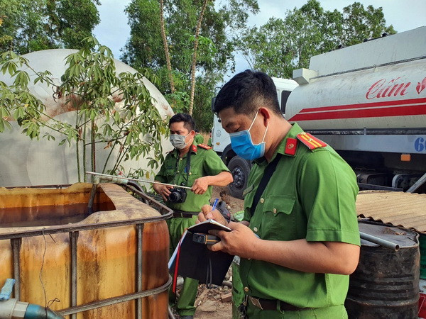 Tái chế dầu DO giả ở BR-VT: Tạm đình chỉ công tác Bí thư, Chủ tịch xã ảnh 1