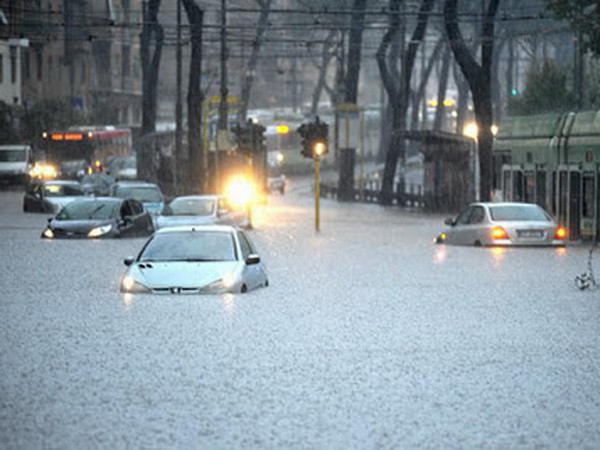 Mưa giông lớn gây rối loạn giao thông tại thủ đô Italy ảnh 1