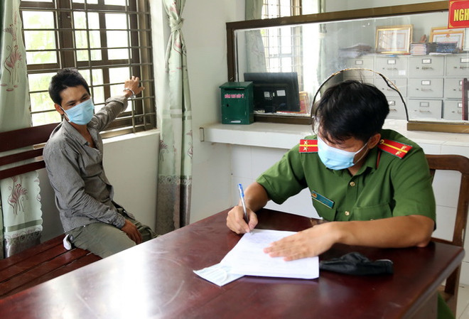 Đối tượng Nguyễn Hoàng Quốc Vương tại Cơ quan cảnh sát điều tra Công an thành phố Phan Rang-Tháp Chàm. (Ảnh: Công Thử/TTXVN) Tạm giữ hình sự đối tượng nghiện ma túy, tông xe vào chốt kiểm dịch ảnh 1