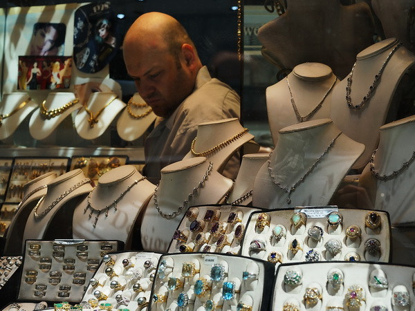 Giá vàng tiếp tục "lún" sâu sau cuộc họp chính sách của ECB ảnh 1