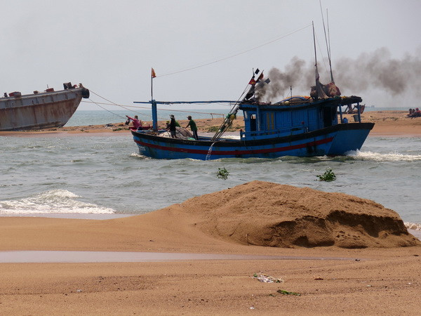 Cửa biển dịch chuyển, hàng chục nghìn mét khối cát bồi lấp cảng cá ảnh 1
