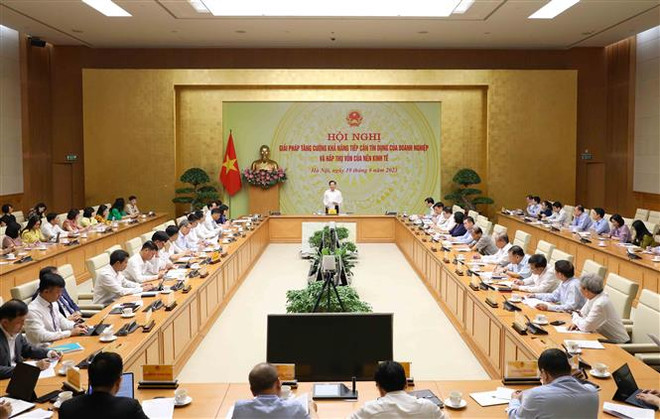 Quang cảnh hội nghị. (Ảnh: An Đăng/TTXVN) Giảm mặt bằng lãi suất cho vay, hỗ trợ doanh nghiệp phục hồi ảnh 2
