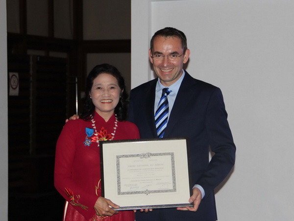 Hai người Việt Nam được trao Huân chương Quốc công của Pháp ảnh 2