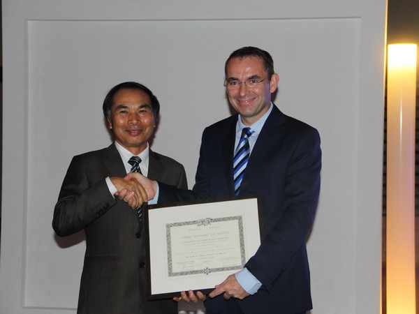 Hai người Việt Nam được trao Huân chương Quốc công của Pháp ảnh 1