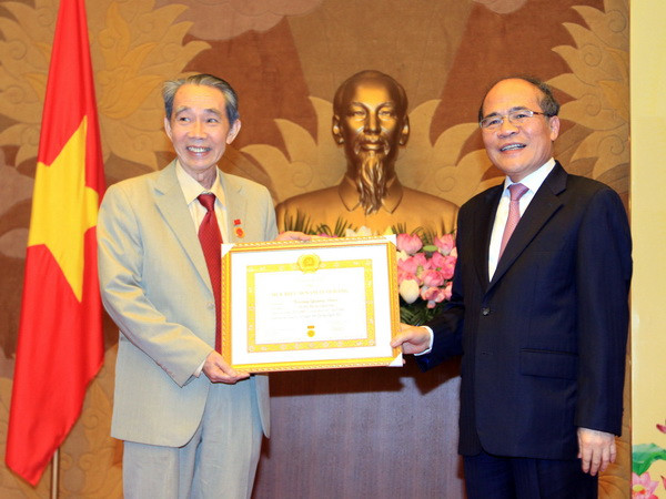 Văn phòng Quốc hội trao Huy hiệu 50 năm, 30 năm tuổi Đảng ảnh 1