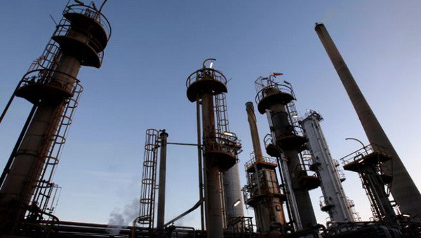 Giá dầu mỏ thế giới xuống mức thấp mới trong hai năm qua ảnh 1