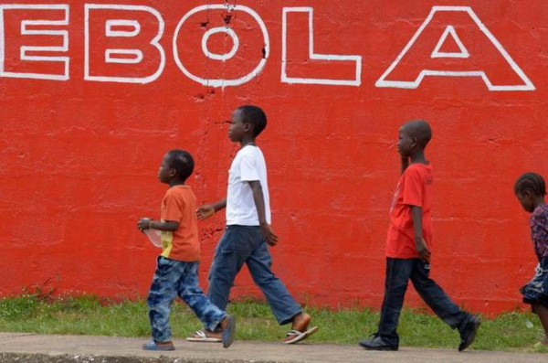 Ít nhất 3.700 trẻ em có cha mẹ tử vong vì dịch bệnh Ebola ảnh 1