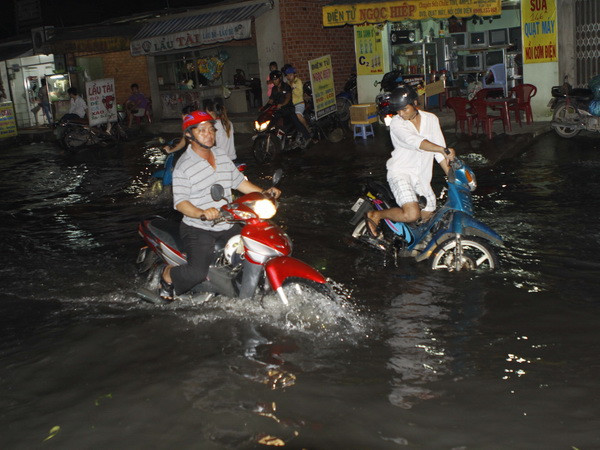Mưa dông lớn vẫn tiếp diễn ở Nam bộ gây ngập úng cục bộ ảnh 1