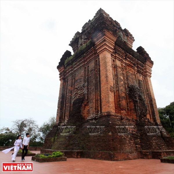 Tháp Nhạn, một biểu tượng văn hóa độc đáo trên vùng đất Phú Yên. (Ảnh: Thông Hải) Phú Yên hội tụ nhiều tiềm năng về kinh tế biển và du lịch ảnh 10