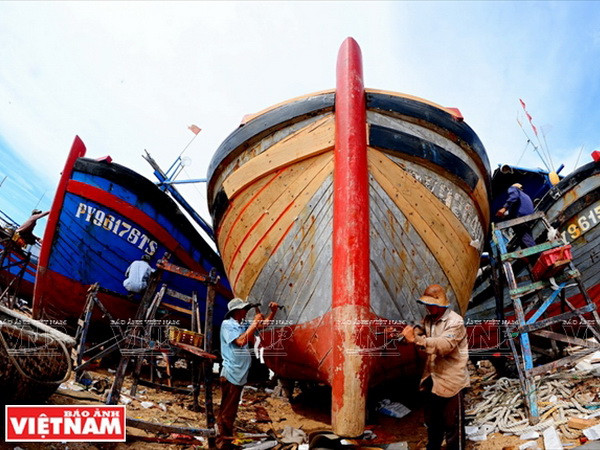 Ngư dân tu sửa tàu cá chuẩn bị cho các chuyến ra khơi bám biển dài ngày. (Ảnh: Lê Minh) Phú Yên hội tụ nhiều tiềm năng về kinh tế biển và du lịch ảnh 4