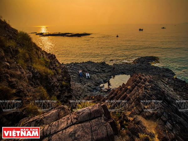 Danh thắng ghềnh Đá đĩa (xã An Ninh Đông, huyện Tuy An), nơi có hiện tượng địa chất độc đáo của Việt Nam với vô số khối đá hình ngũ giác, lục giác xếp chồng lên nhau. (Ảnh: Trọng Đạt) Phú Yên hội tụ nhiều tiềm năng về kinh tế biển và du lịch ảnh 8