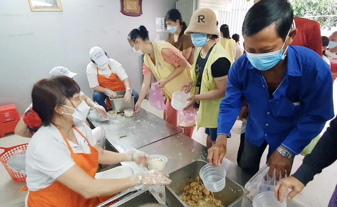 TP.HCM: Những bữa ăn miễn phí dành cho bệnh nhân nghèo ảnh 1