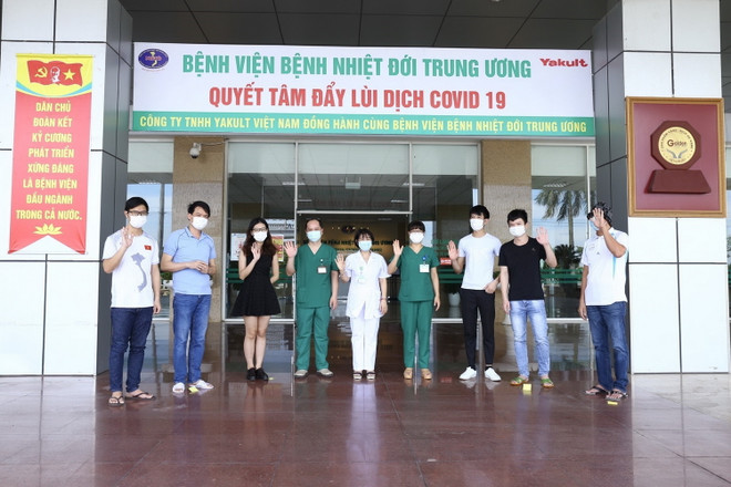 Các bệnh nhân được công bố khỏi bệnh. (Ảnh: Minh Quyết/TTXVN) Phát huy tinh thần chống dịch COVID-19 trong phục hồi kinh tế ảnh 1
