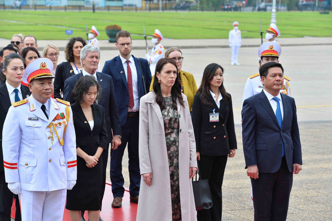 Thủ tướng New Zealand vào Lăng viếng Chủ tịch Hồ Chí Minh ảnh 3