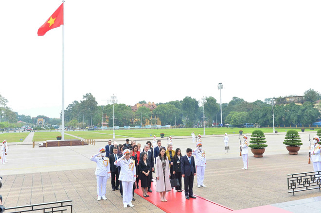 Thủ tướng New Zealand vào Lăng viếng Chủ tịch Hồ Chí Minh ảnh 2