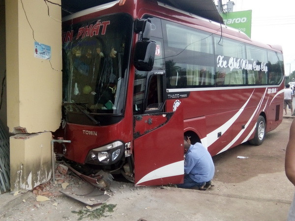 Bình Phước: Hai xe khách tông nhau, hàng chục người thoát chết ảnh 1