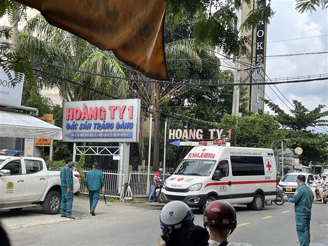 Xe cứu thương đưa người bị nạn đi cấp cứu. (Ảnh: TTXVN phát) TP.HCM: Ngôi nhà bất ngờ đổ sập, vẫn còn 1 người mắc kẹt ảnh 3
