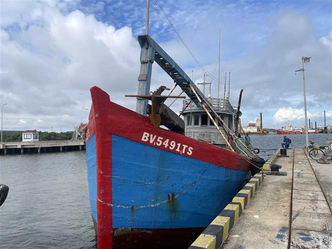 Cảnh sát biển tạm giữ tàu chở 50.000 lít dầu DO không rõ nguồn gốc ảnh 1