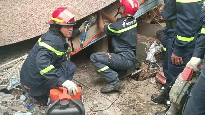 TP.HCM: Ngôi nhà bất ngờ đổ sập, vẫn còn 1 người mắc kẹt ảnh 1