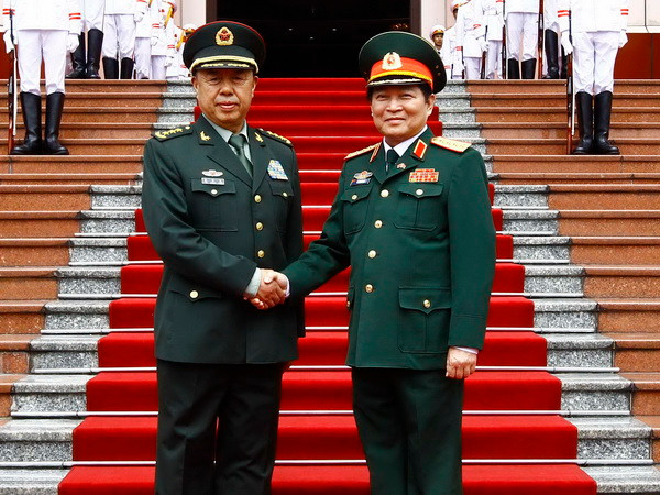 Đại tướng Ngô Xuân Lịch, Bộ trưởng Bộ Quốc phòng đón Thượng tướng Phạm Trường Long, Phó Chủ tịch Quân ủy Trung ương Trung Quốc. (Ảnh: An Đăng/TTXVN) Đại tướng Ngô Xuân Lịch hội đàm với Phó Chủ tịch Quân ủy Trung Quốc ảnh 1