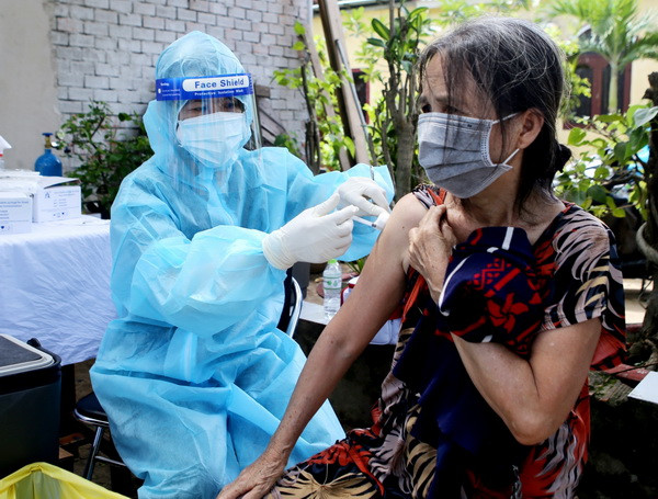 TP.HCM: Người dân trong khu phong tỏa vui mừng khi được tiêm vaccine ảnh 1