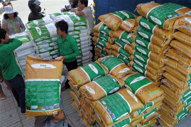 Một đại lý gạo ở Phnom Penh, Campuchia. (Ảnh: AFP/TTXVN) Thế giới đứng trước nguy cơ thiếu hụt 8,7 triệu tấn gạo trong năm nay ảnh 2