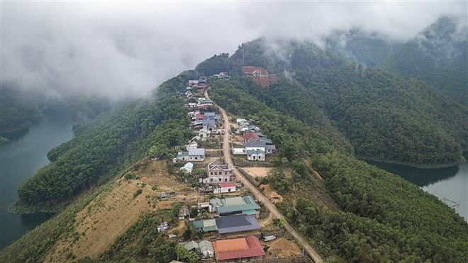Xóm Lau Bai, xã Vầy Nưa (Đà Bắc, Hòa Bình) ba bên là mặt nước sông Đà nhưng hiện nay các hộ dân nơi đây đang đối mặt với cảnh thiếu nước sinh hoạt do nước đầu nguồn cạn kiệt không có nước về bể chứa chung của xóm. (Ảnh: Trọng Đạt/TTXVN) Nghịch lý sống bên vùng hồ sông Đà vẫn thiếu nước sinh hoạt ảnh 1