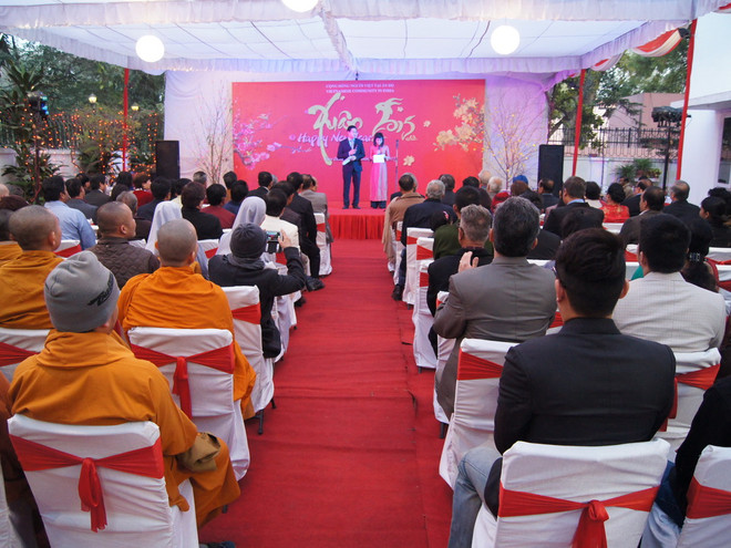 Cộng đồng người Việt khắp nơi tưng bừng đón Tết cổ truyền ảnh 1