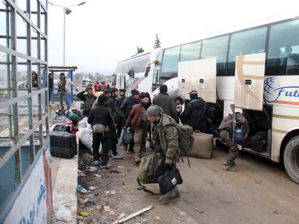 Quân nổi dậy Syria rời khỏi Aleppo ngày 22/12. (Ảnh: AFP/TTXVN) 10 sự kiện thế giới nổi bật trong năm 2016 do TTXVN bình chọn ảnh 7