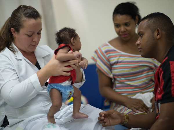 Một em bé mắc dị tật đầu nhỏ do virus Zika gây nên tại bệnh viện ở Salvador, Brazil ngày 28/1. (Ảnh: AFP/TTXVN) 10 sự kiện thế giới nổi bật trong năm 2016 do TTXVN bình chọn ảnh 9