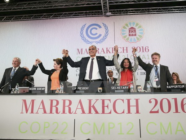 Thư ký điều hành Hội nghị COP22 Patricia Espinosa (thứ 2, trái) và Chủ tịch COP22 Salaheddine Mezouar (giữa) và các quan chức sau khi thông qua tuyên bố của Hội nghị ngày 17/11 vừa qua. (Ảnh: AP/TTXVN) 10 sự kiện thế giới nổi bật trong năm 2016 do TTXVN bình chọn ảnh 6