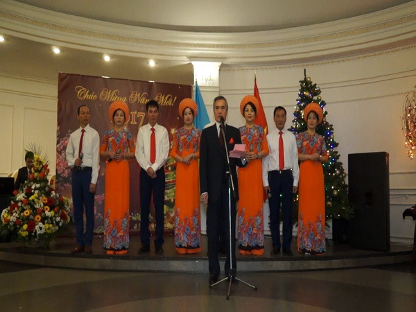 Đại sứ Việt Nam tại Ukraine Nguyễn Minh Trí phát biểu tại buổi tiếp. (Ảnh: Lê Vinh/Vietnam+) Đại sứ quán Việt Nam ở Ukraine kỷ niệm ngày thành lập Quân đội ảnh 1