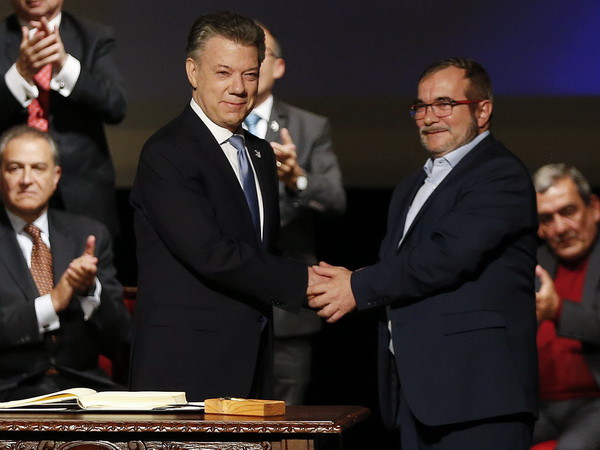 Tổng thống Colombia Juan Manuel Santos (trái, trước) và Thủ lĩnh tối cao FARC Rodrigo Londono Echeverri, được biết đến nhiều hơn với tên "Timochenko" (phải, trước) sau lễ ký Thỏa thuận hòa bình sửa đổi ở Bogota ngày 24/11 vừa qua. (Ảnh: AP/TTXVN) 10 sự kiện thế giới nổi bật trong năm 2016 do TTXVN bình chọn ảnh 8