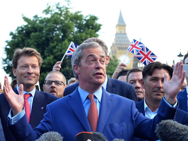 Người đứng đầu phe ủng hộ Brexit từ chức Chủ tịch đảng UKIP ảnh 1