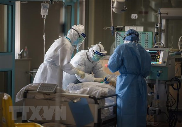 Nhân viên y tế điều trị cho bệnh nhân tại bệnh viện Vũ Hán, tỉnh Hồ Bắc, Trung Quốc. (Ảnh: THX/TTXVN) Giới đầu tư lo ngại COVID-19 làm "đóng băng" các chuỗi cung ứng ảnh 1