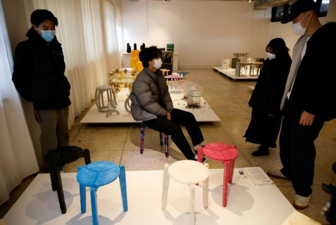 Ý tưởng độc đáo tái chế khẩu trang đã qua sử dụng thành ghế đẩu ảnh 2