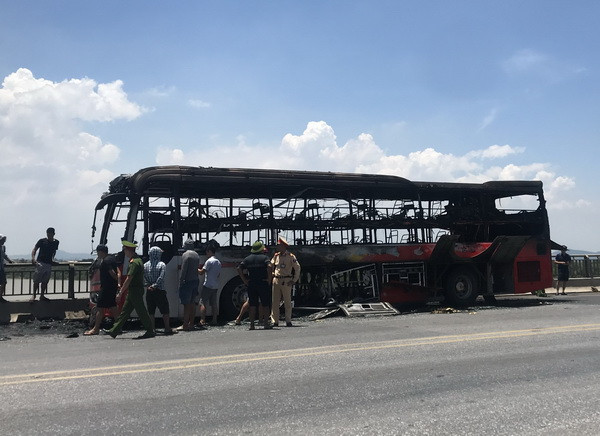 Thừa Thiên-Huế: Xe khách giường nằm cháy rụi trên đường tránh Huế ảnh 1