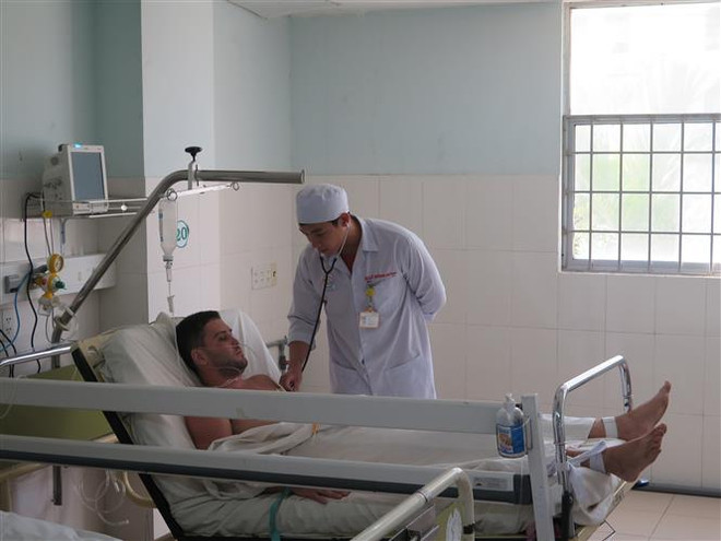 Ba người nước ngoài bị ngộ độc do trộn cồn vào bia để uống ảnh 1