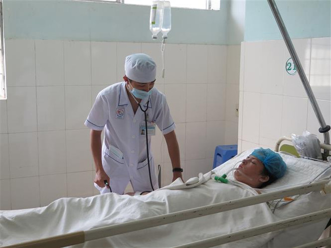 Ba người nước ngoài bị ngộ độc do trộn cồn vào bia để uống ảnh 2