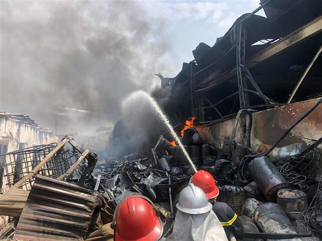 Vụ cháy ở Long Biên: Nhiều loại hóa chất độc hại có chỉ số vượt chuẩn ảnh 1