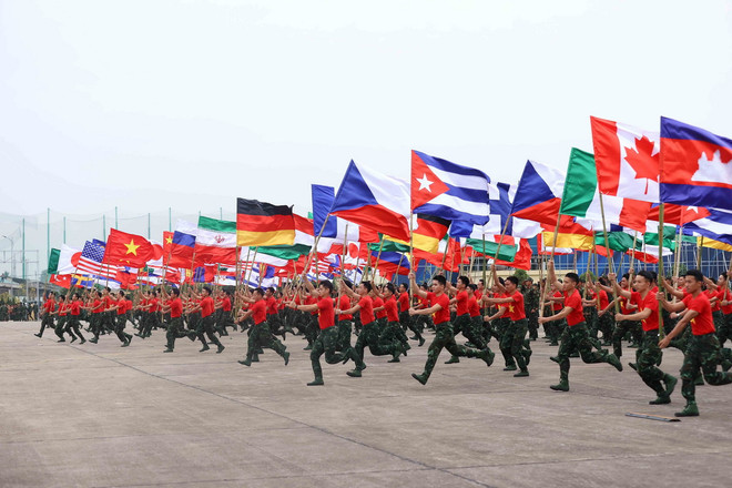 Các tiết mục biểu diễn tại buổi kiểm tra, tổng duyệt. (Ảnh: An Đăng/TTXVN) ttxvn_trien lam quoc phong.jpg