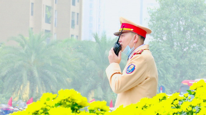 Lực lượng Cảnh sát giao thông Hà Nội tham gia điều hành giao thông. (Ảnh: TTXVN phát) Ứng dụng flycam trong bảo đảm trật tự an toàn tại Thủ đô dịp nghỉ lễ ảnh 2