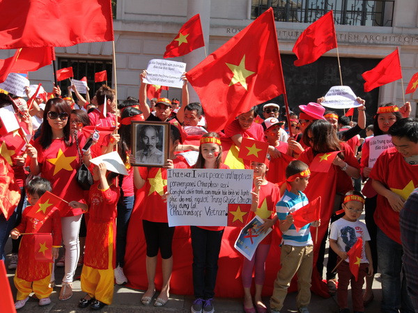 (Ảnh: Đỗ Sinh/Vietnam+) Người Việt ở Anh biểu tình phản đối Trung Quốc đặt giàn khoan ảnh 1