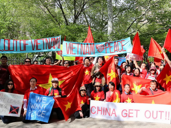 Người Việt tại New York biểu tình. (Ảnh: Quang Tuyến-Lê Dương/TTXVN) Tuần hành phản đối Trung Quốc tại New York và Washington ảnh 1