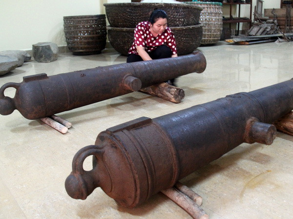 Nhân viên Bảo tàng Phú Yên đang lau chùi, bảo quản súng thần công. (Ảnh: Thế Lập/Vietnam+) Phát hiện súng thần công từ cuối thế kỷ XIX tại Phú Yên ảnh 1