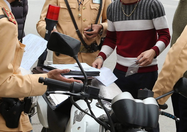 Hà Nội đình chỉ công tác 20 cảnh sát giao thông nghi 'làm luật' ảnh 1