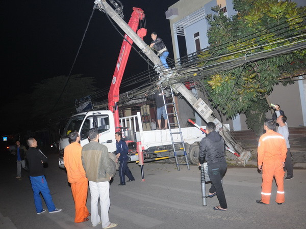 Xe ôtô đâm gãy cột điện làm gián đoạn điện lưới và mạng viễn thông ảnh 1