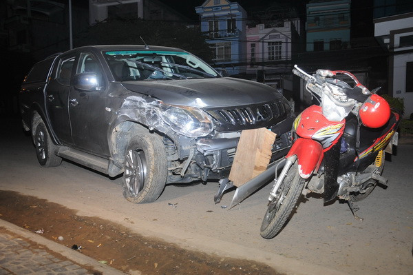 Xe ôtô đâm gãy cột điện làm gián đoạn điện lưới và mạng viễn thông ảnh 2