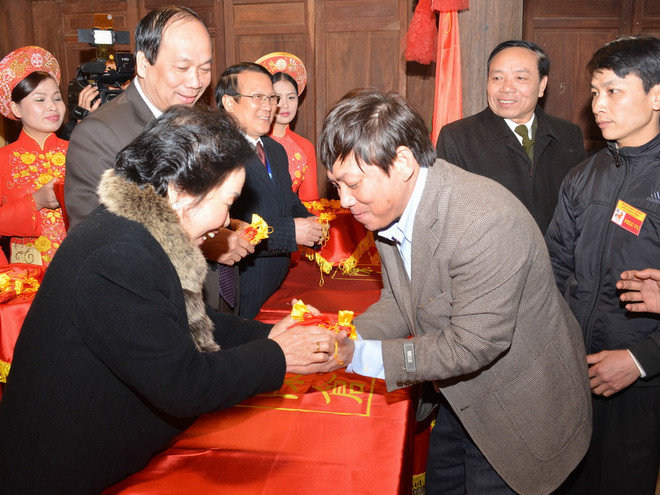 Phó Chủ tịch nước dự lễ phát lương cầu mùa màng ở Đền Trần Thương ảnh 1