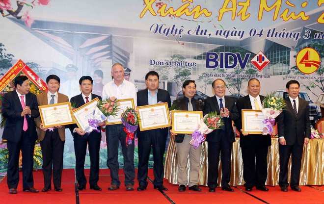 Nghệ An trao giấy chứng nhận đầu tư cho 8 dự án trị giá 18.540 tỷ đồng ảnh 1